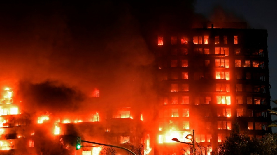 Incêndio em prédio residencial deixa 4 mortos e 14 desaparecidos na Espanha