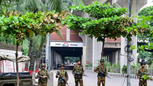 Premiê de Bangladesh foge do país e militares anunciam governo provisório