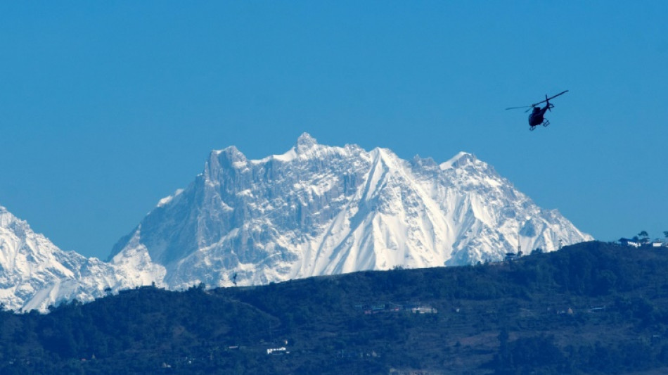 Mueren cinco mexicanos y un nepalí en accidente de helicóptero turístico en Nepal