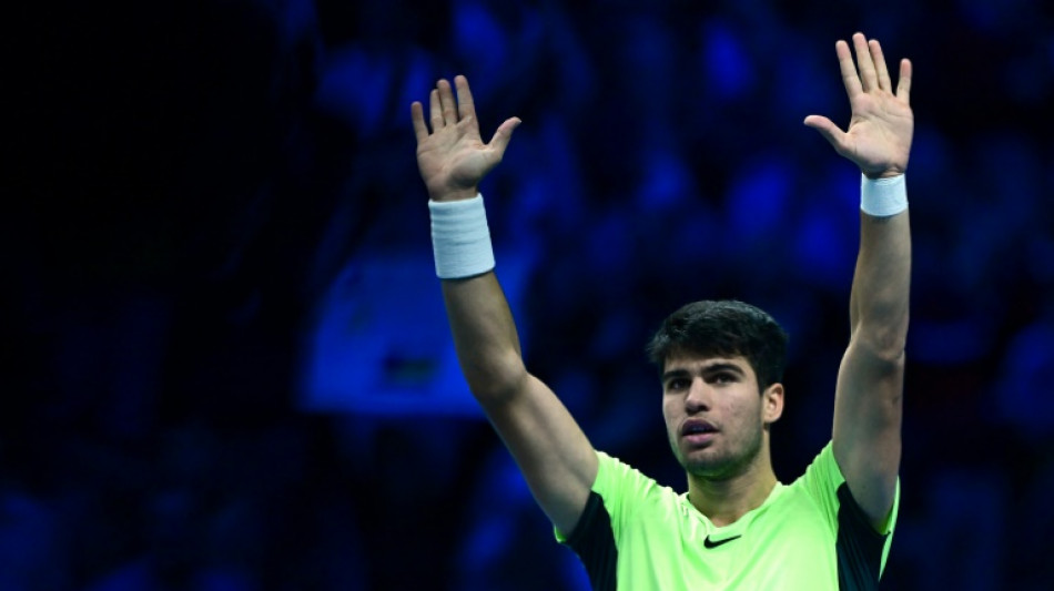 Alcaraz vence Medvedev e garante última vaga nas semis do ATP Finals