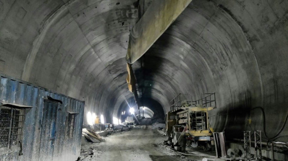 Operaciones con perforadora para liberar a 40 obreros atrapados en un túnel en India