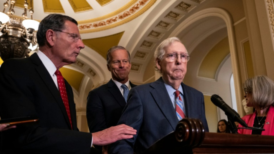 Senador republicano McConnell fica paralisado em pleno pronunciamento