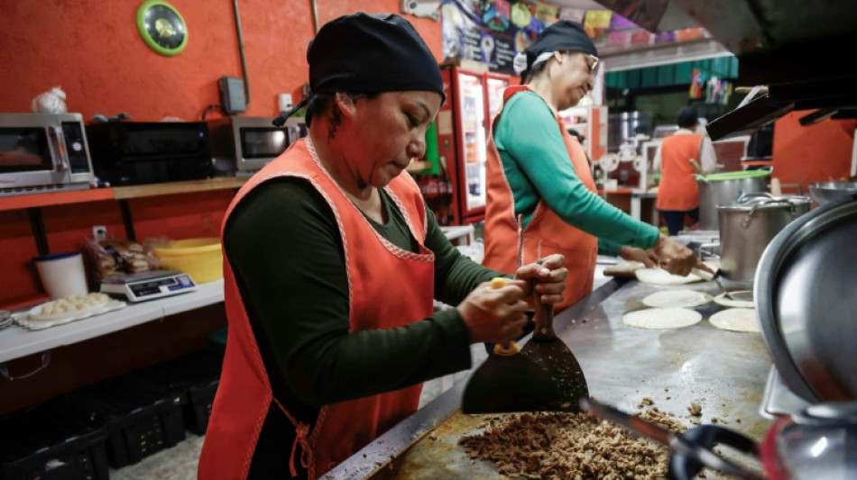 Las pocas mujeres "taqueras" en México echan toda la carne al asador