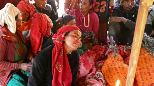 Una aldea destruida por el sismo en Nepal despide a sus muertos