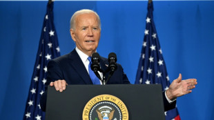 Face à la presse, un Biden batailleur et gaffeur