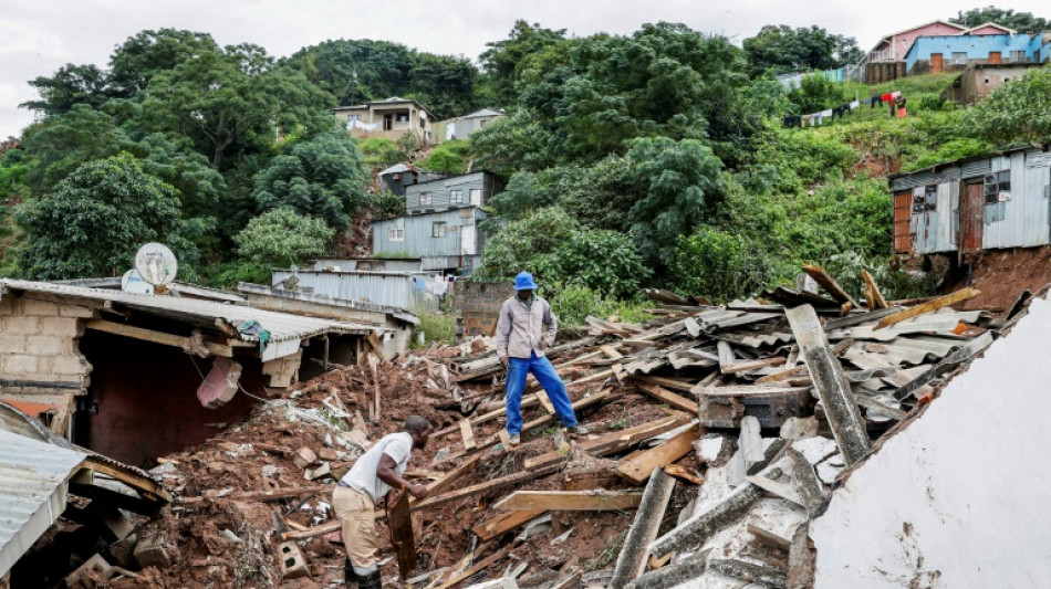 Afrique du Sud: après les inondations meurtrières, quelques vêtements pour tout bien