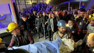 Al menos 25 muertos y decenas de atrapados en explosión en mina de carbón en Turquía