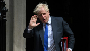 De plus en plus isolé, Boris Johnson se bat pour sa survie