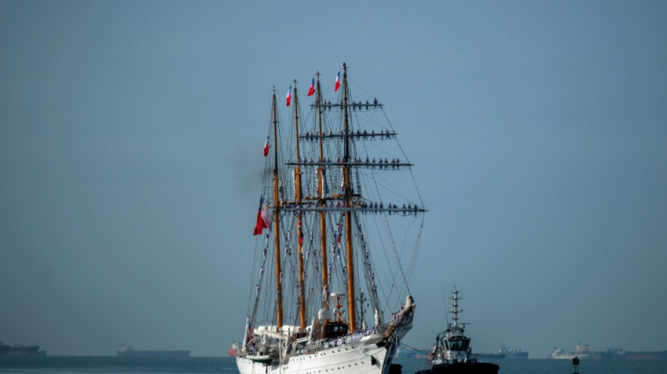 Enorme navio-escola quebra a rotina do Canal do Panamá