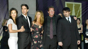 Los actores de "Friends" Matt LeBlanc y Courteney Cox rinden homenaje a Matthew Perry