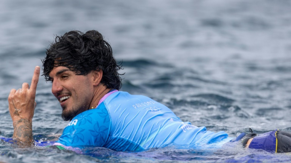 Gabriel Medina vence Correa e conquista bronze no surfe de Paris-2024