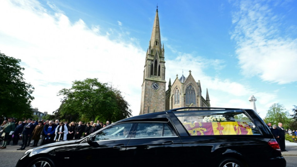 De Balmoral a Edimburgo, los escoceses acompañan el último viaje de Isabel II