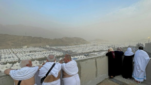 Les pèlerins musulmans entament le rituel de la lapidation au premier jour de l'Aïd