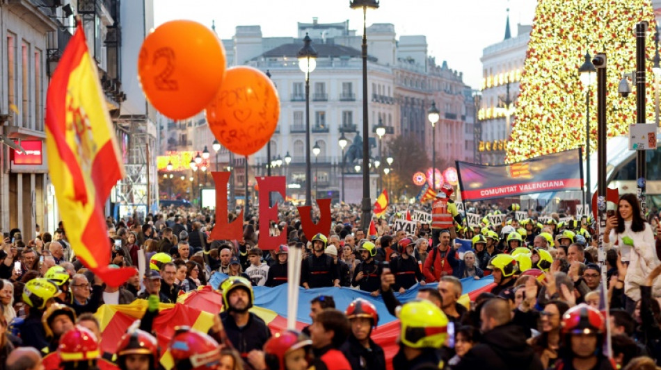 Una multitud vuelve a protestar contra la gestión de las inundaciones en España 