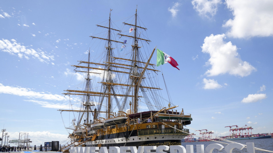 L'Amerigo Vespucci lascia Tokyo