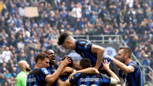 Festa Inter: squadra in campo con striscione 'campioni d'Italia'