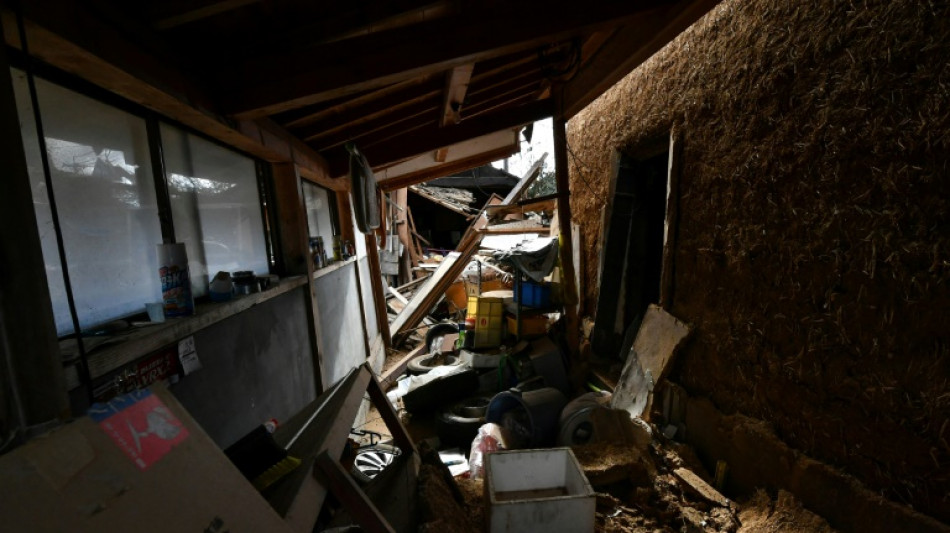 Largas filas para conseguir agua y comida tras el devastador terremoto en Japón