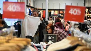 Consumidores buscam ofertas durante a 'Black Friday' nos EUA