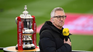 Lineker enrojece con un "sabotaje" durante la previa de un partido de la FA Cup