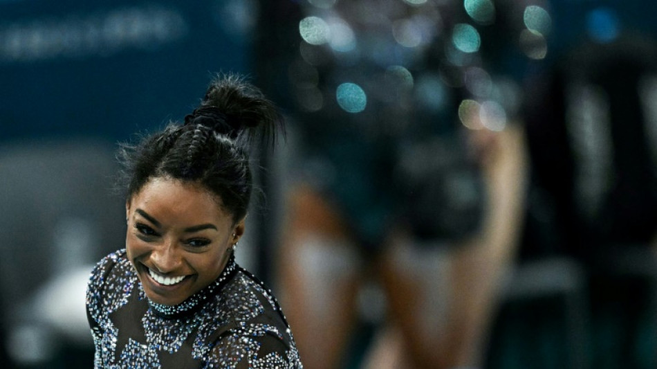 Simone Biles brilla en su debut en París-2024, a pesar de una molestia física