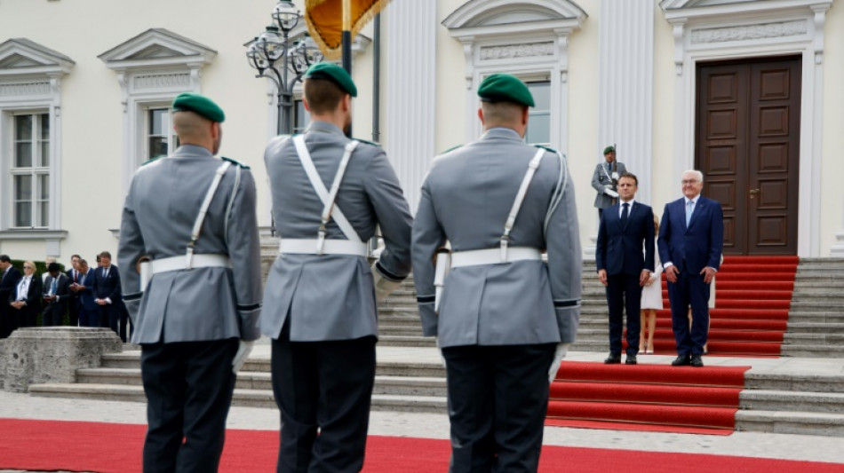 Macron mit militärischen Ehren auf Schloss Bellevue empfangen