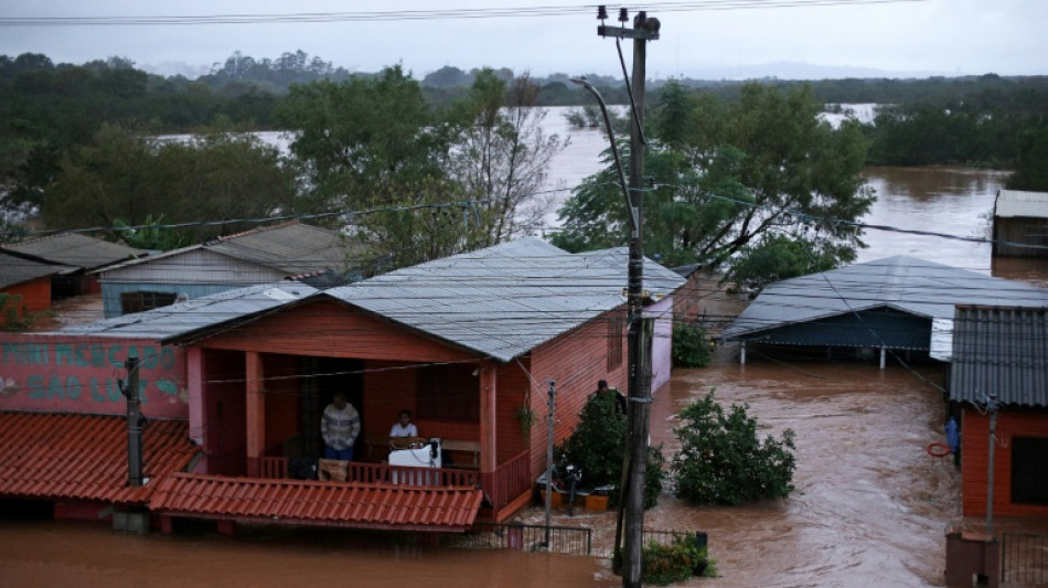 Brésil: 31 morts et 74 disparus dans le sud, submergé par les inondations