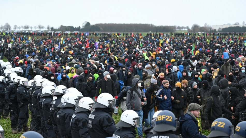 Policía alemana termina de evacuar a manifestantes contra expansión de una mina de carbón