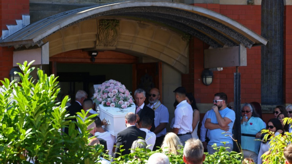 Foule et émotion pour les obsèques d'une fillette tuée dans l'attaque de Southport