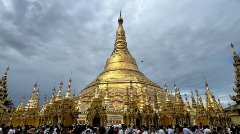 Thousands mark Buddha's birthday at Myanmar's Shwedagon pagoda