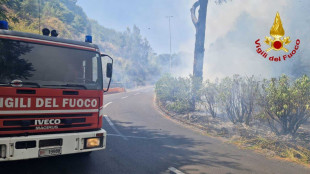 Incendio vicino al Gra, evacuato parco acquatico a Roma