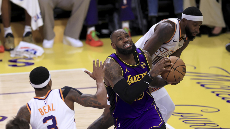 Nba: i Lakers rimontano da -22 e battono i Suns