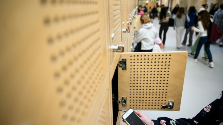 ¿Y si los alumnos dejan los celulares fuera del aula? Francia prueba la "pausa digital"