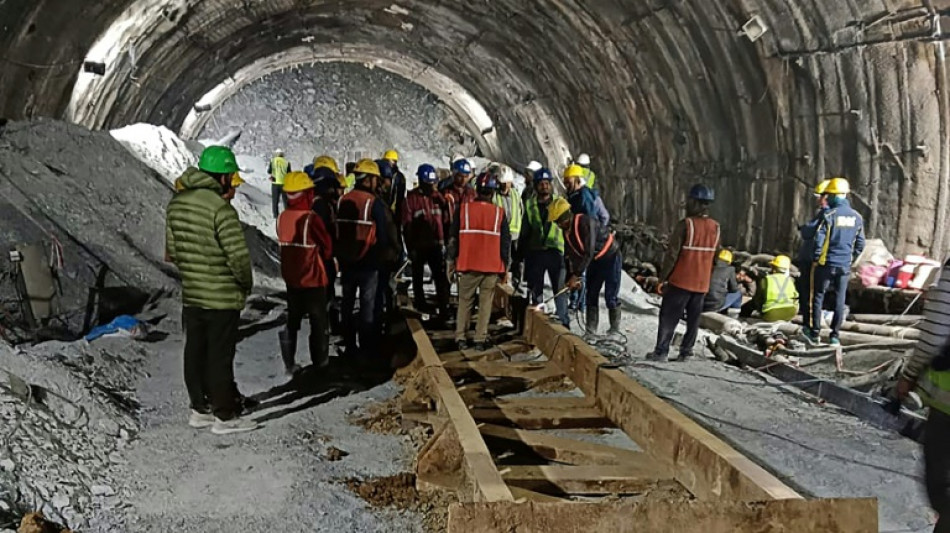 Continúa el rescate de 40 trabajadores atrapados en un túnel en India