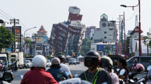 Equipos de rescate buscan a personas atrapadas tras sismo en Taiwán