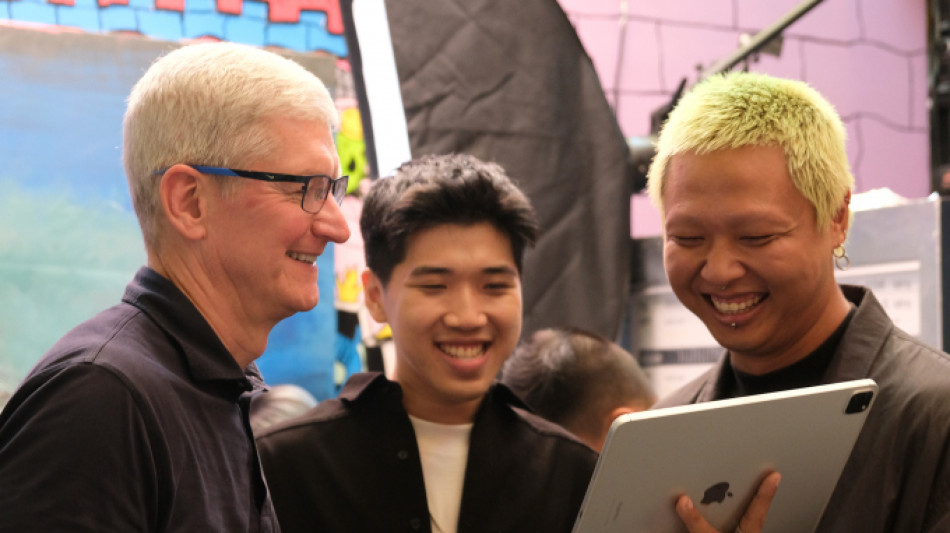 Tim Cook in Vietnam, Apple annuncia maggiori investimenti