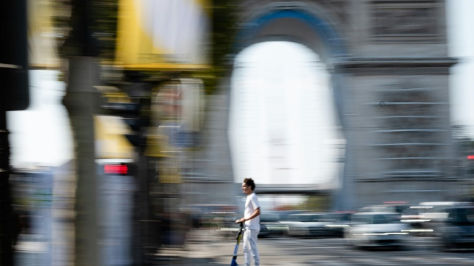 Otrora pionera en los patinetes eléctricos, París contempla prohibirlos