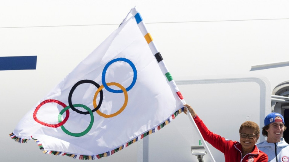 Bandeira olímpica chega a Los Angeles e com ela a pressão' para 2028