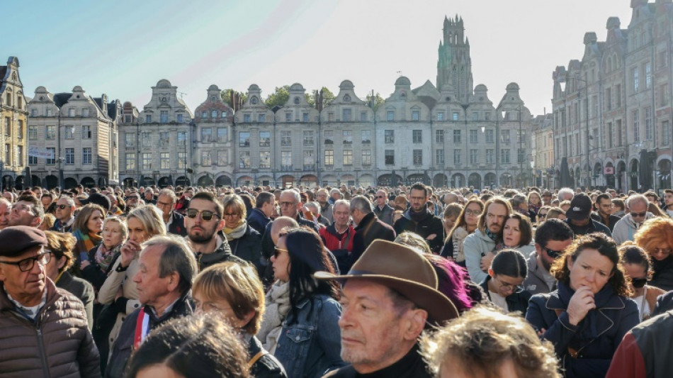 Centenas de pessoas homenageiam na França professor morto a facadas