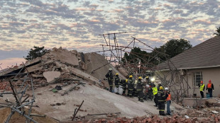 Sube a 24 el balance de muertos del derrumbe de un edificio en Sudáfrica