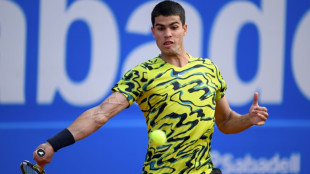 Alcaraz vence Davidovich e vai às semis do ATP 500 de Barcelona; Tsitsipas também avança