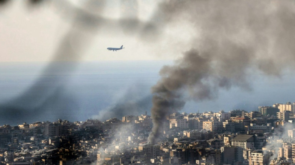 Raids israéliens intenses au Liban, salves de roquettes du Hezbollah contre Israël