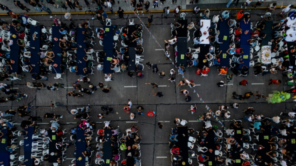 Unas tres mil personas asisten a una cena navideña para los sin techo en Buenos Aires