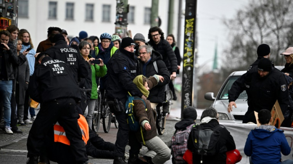 Letzte Generation protestiert ohne Festkleben für "Ehrlichkeit" von der Politik