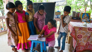 Amputada de pies y manos, una profesora india sobrevive gracias a la enseñanza