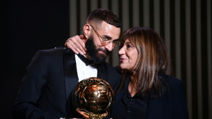 Foot: Benzema célèbre son "Ballon d'Or du peuple"