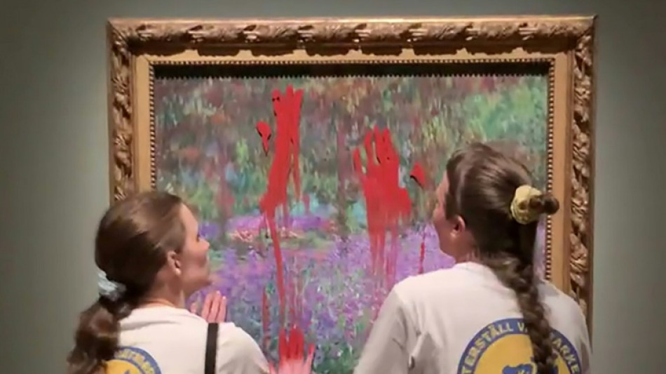 Suède: des militantes écologistes badigeonnent de peinture un tableau de Monet