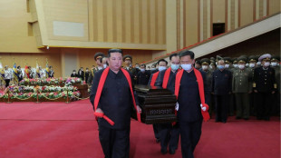 Kim Jong Un porta el ataúd en el funeral de importante militar que fue su mentor