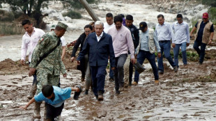 Presidente mexicano llega caminando sobre el barro a un Acapulco aislado por el huracán