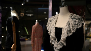 Unos vestidos de la princesa Diana se exhiben en Hong Kong antes de una subasta