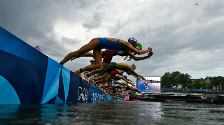 Seine sauber genug: Triathletinnen springen als erste ins Wasser